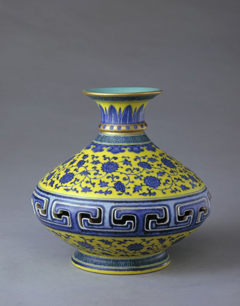 图片[1]-Yellow ground blue and white vase with intertwined branches and a revolving heart-China Archive